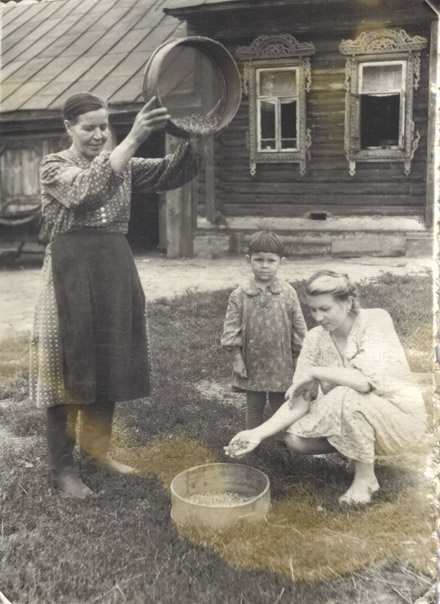 Александра (бабушка Шура) Ивановна Бабурина (Журавлева), Галя Волкова (дочь Павла Ивановича Волкова), Зинаида Бабурина (дочь Александры Ивановны Бабуриной. (С. Холуй, дом Бабуриных.)